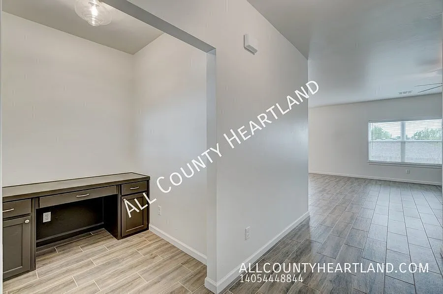 Beautiful 3-Bedroom Edmond Home with Modern Features! — Photo 2