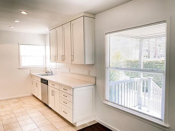 5th image of 3909 S Centinela Ave