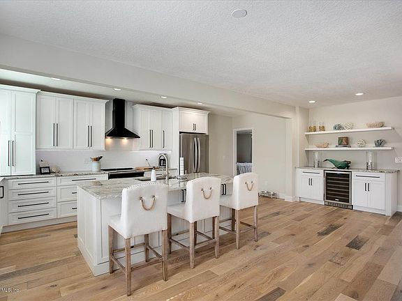 3rd image of 609 Patricia Ln
