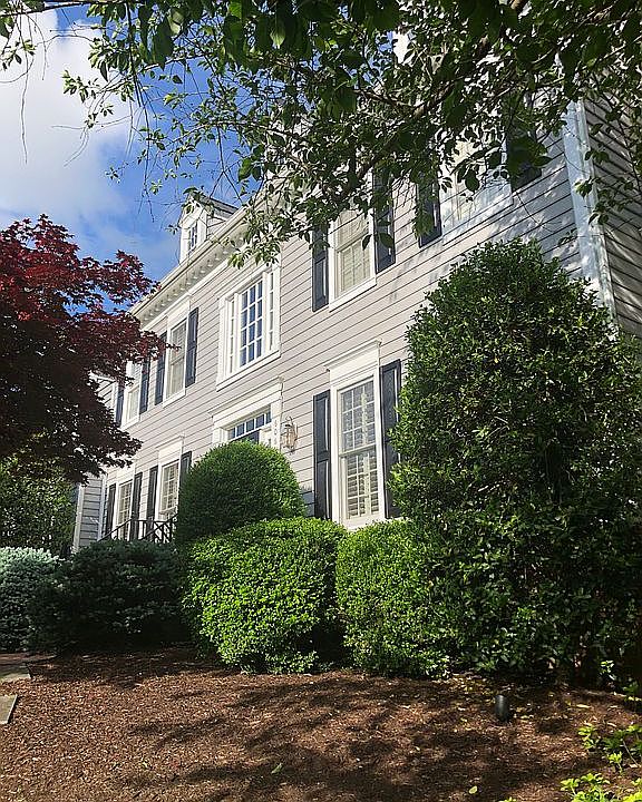 2nd image of 606 Hillview Pl SW