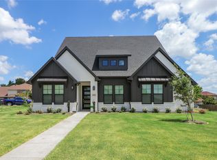 1913 Comanche Dr, Desoto, TX 75115