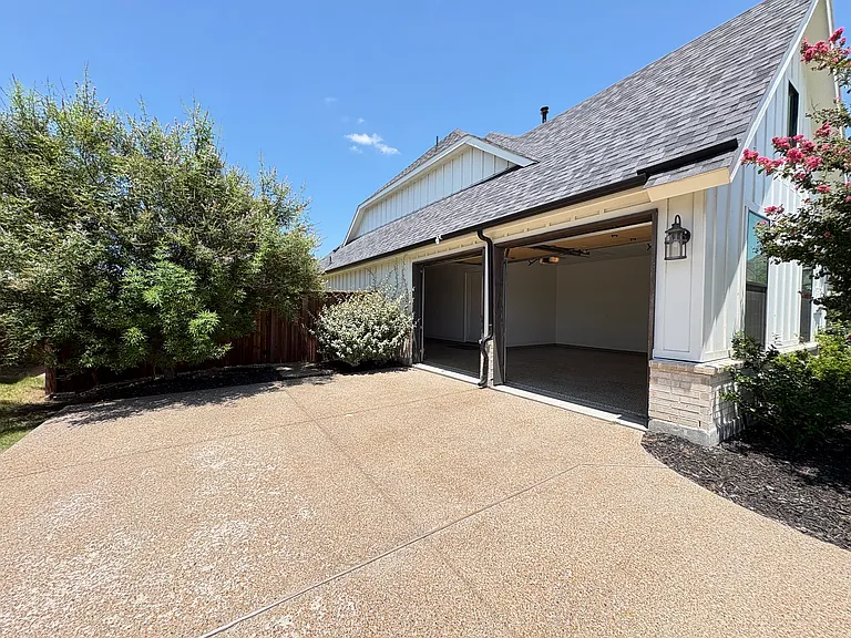 1451 Maplewood Dr — Photo 36