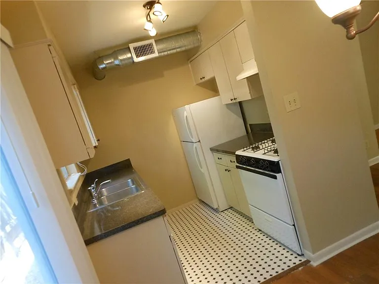 2516 Enfield Rd #102 — Photo 6