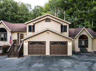 227 Surrey Dr, Lords Valley, PA 18428