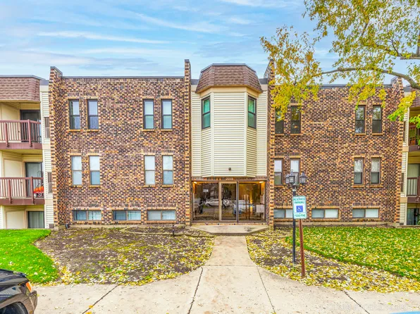 2218 Country Club Dr APT 21, Woodridge, IL 60517
