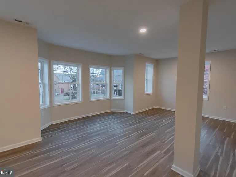 215 King St W #B — Photo 1