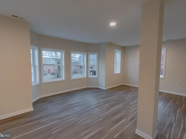 215 King St W APT B, Martinsburg, WV 25401