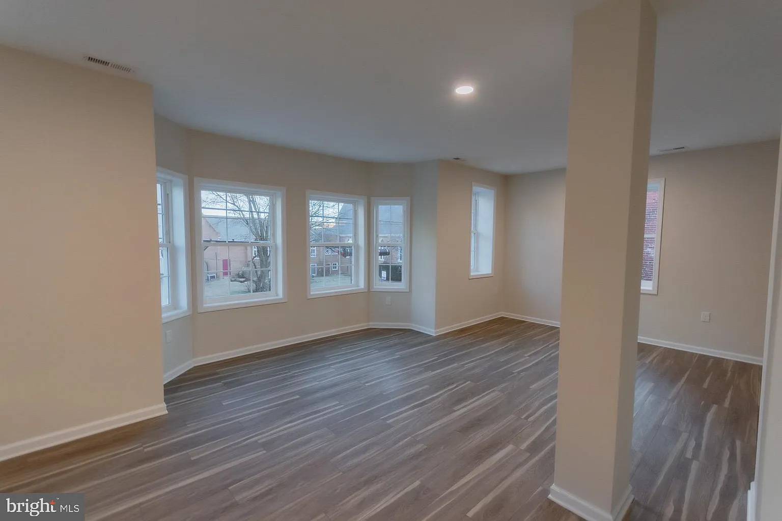 215 King St W APT B photo 1