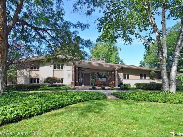 27 Shady Hollow Dr, Dearborn, MI 48124