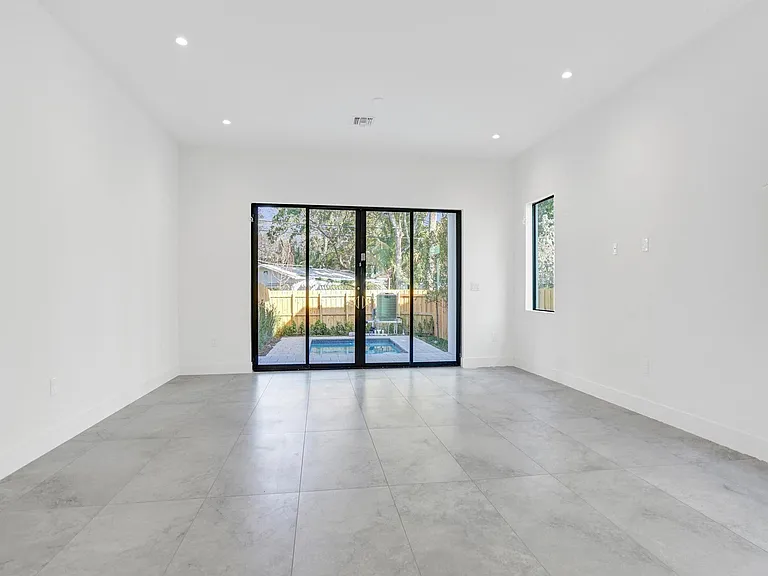 604 SW 7th Ave — Photo 13