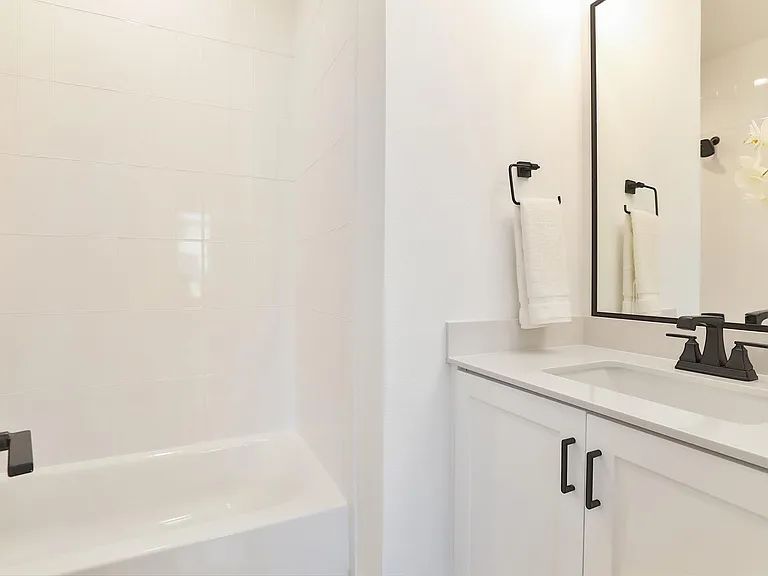 1020 W 15th 1/2 St #B — Photo 8