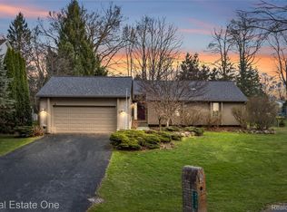 2110 Callie Dr, Commerce Township, MI