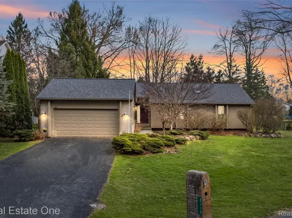 2110 Callie Dr, Commerce Township, MI 48390