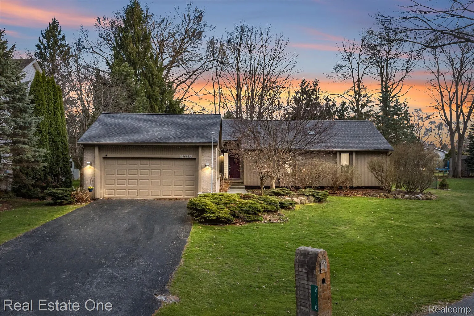 2110 Callie Dr photo 1