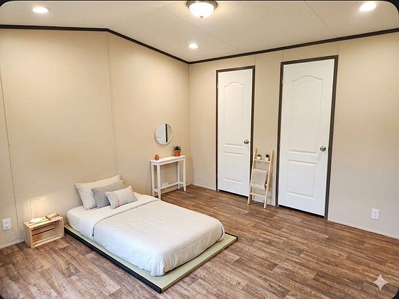 3rd image of 931 S Pine Lake Rd