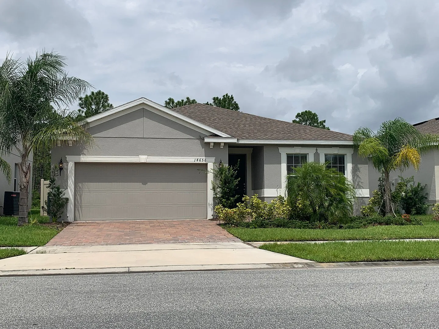 Beautiful 4/3 with fenced yard in Hunters Creek! Available August 2026 — Photo 1
