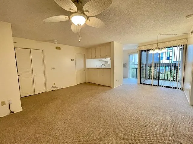 Building Photo - 6924 Hyde Park Dr #216