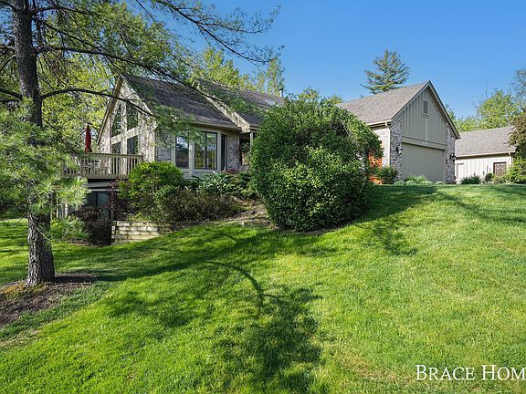 3rd image of 2370 Grouse Ct SE