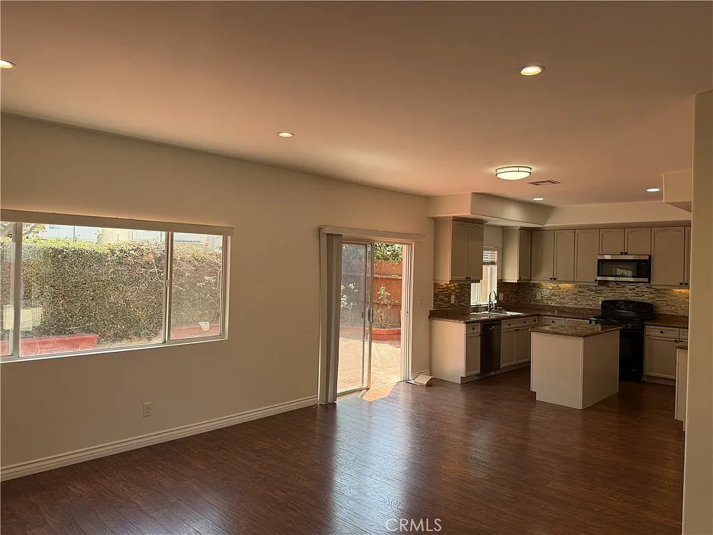 3 bed, 1840 sqft, $4,395 — Photo 3