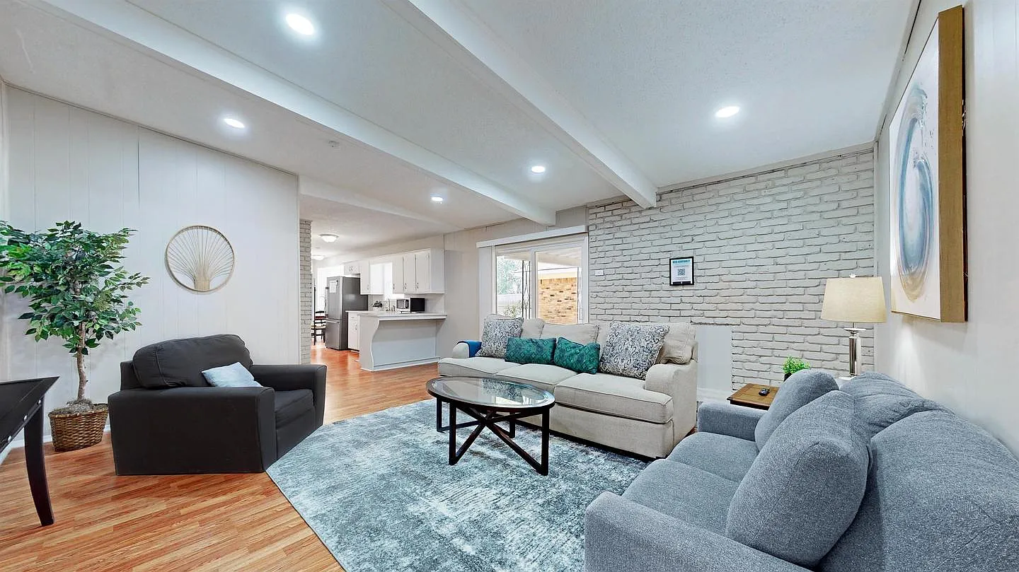 Fort Worth Beauty with Spacious Interiors and a Peaceful Setting — Photo 3