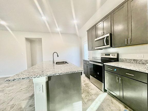 5th image of 3912 Mockingbird Ln