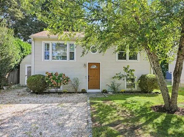 38 Lakeview Dr, Narragansett, RI 02882