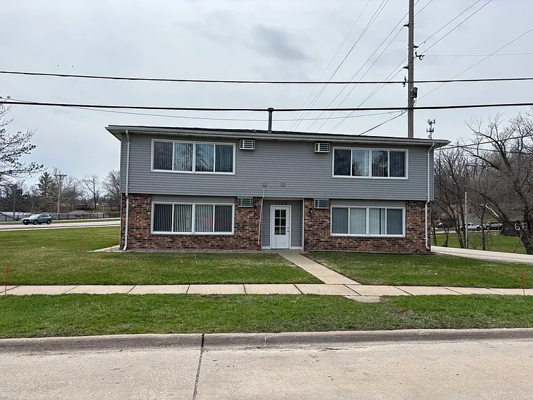 1705 Edgewood Dr NW — Photo 1