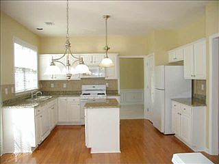 Kitchen w/hardwoods and granite