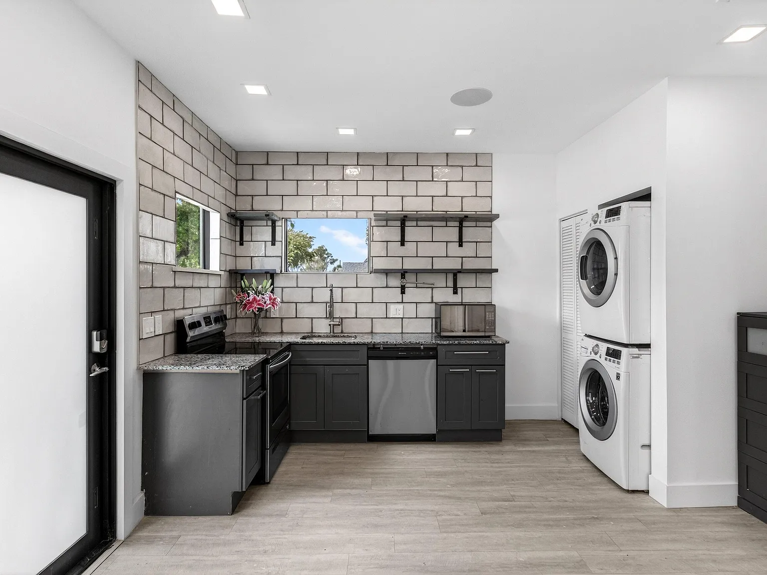 3 bed, 2.0 bath, 888 sqft, $3,965 — Photo 4