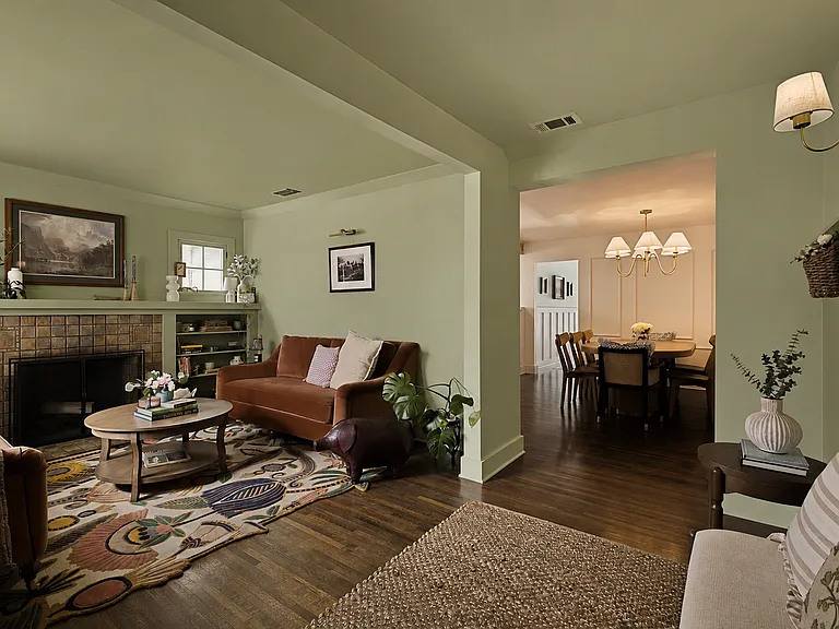 1087 S Plymouth Blvd — Photo 2