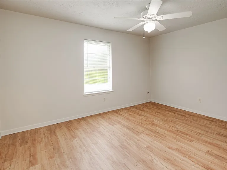 904 Holleman Dr — Photo 15