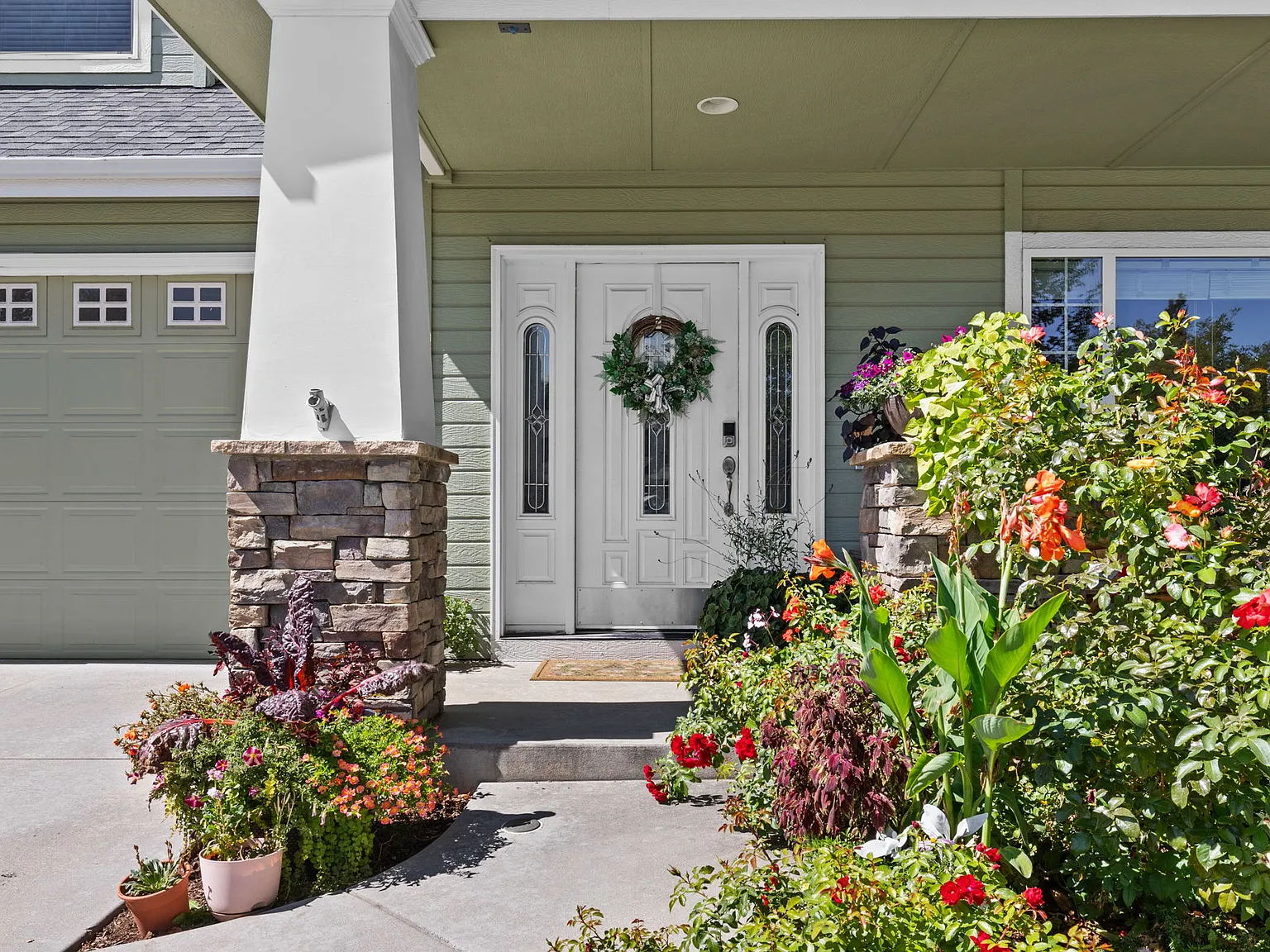 4 bed, 2.5 bath, 2575 sqft, $3,100 — Photo 2