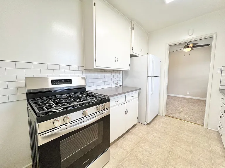 Sun-Filled 1 Bedroom in Park Estates | Garage Parking Available & On-Site Laundry — Photo 6