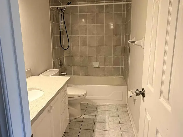 35 E View Green Cres #G — Photo 12