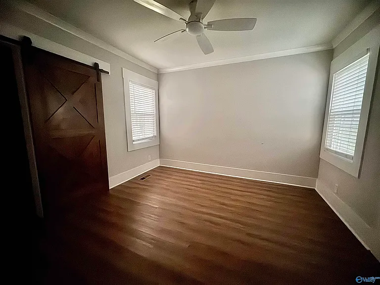 208 Surrey Rd SW — Photo 23