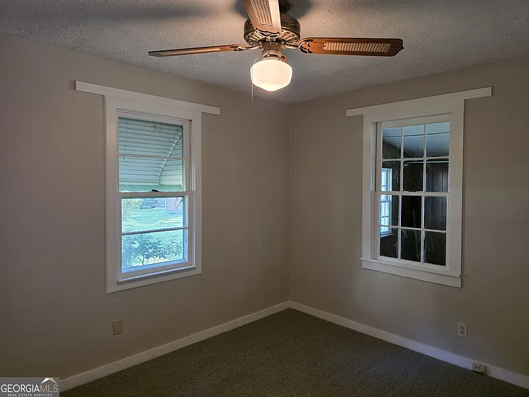 404 E Moore St — Photo 11