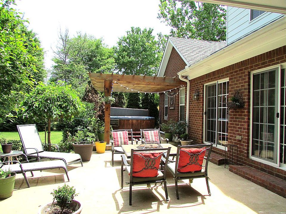 1st image of 250 Woodsedge Dr