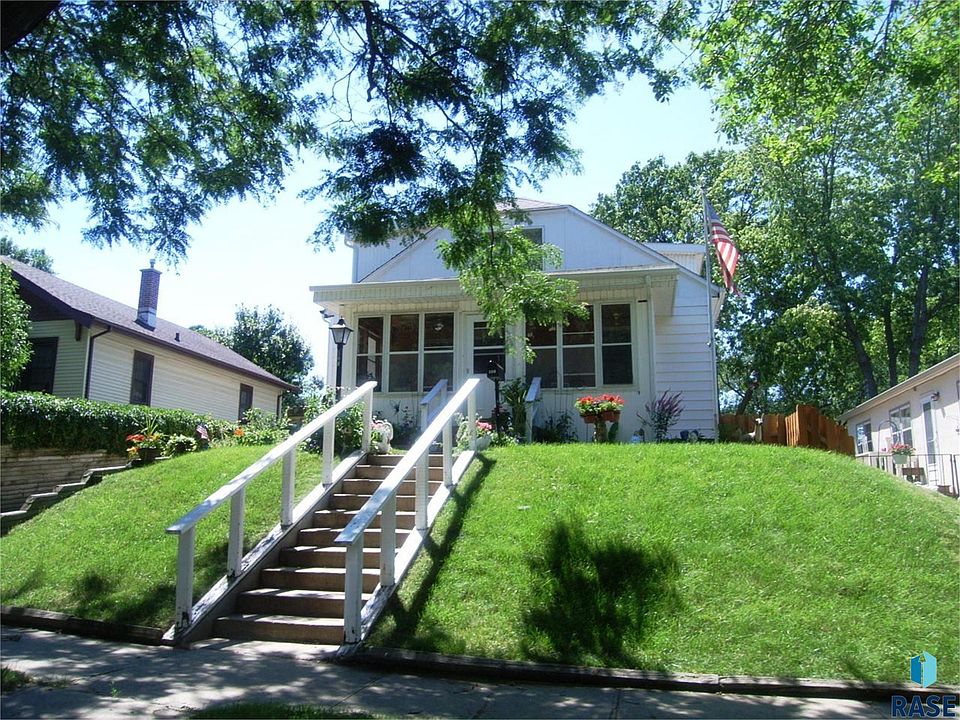 1st image of 631 N Menlo Ave