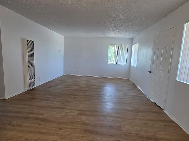 237 E Buckthorn St — Photo 5