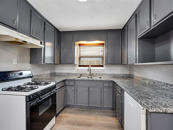 3rd image of 1104 Edward Dr