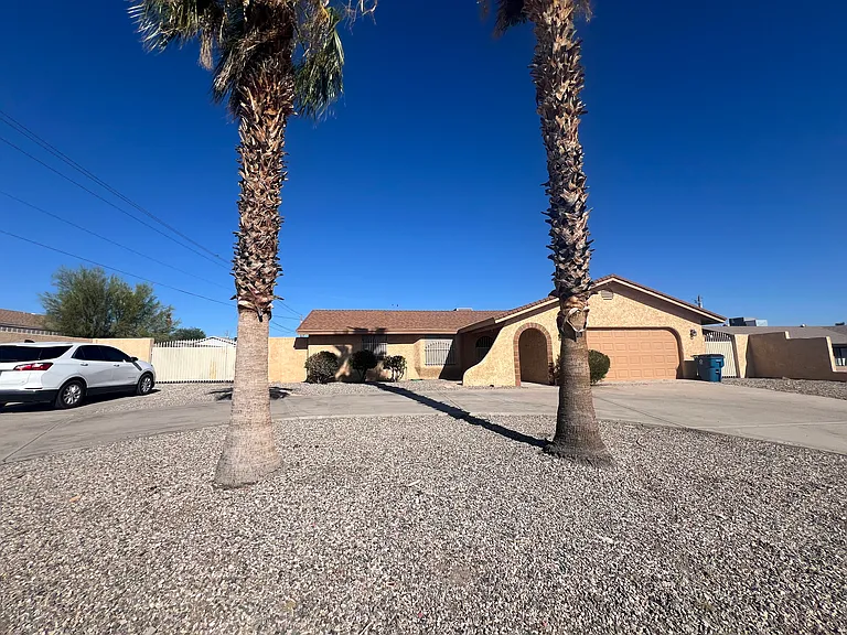 112 Smoketree Ave S — Photo 1