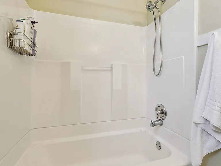 819 Olga St — Photo 2