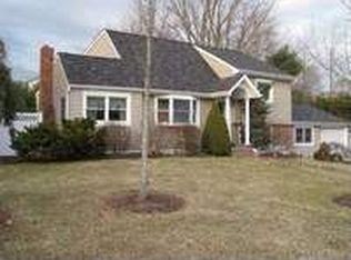 21 Mannes St, Ronkonkoma, NY 11779