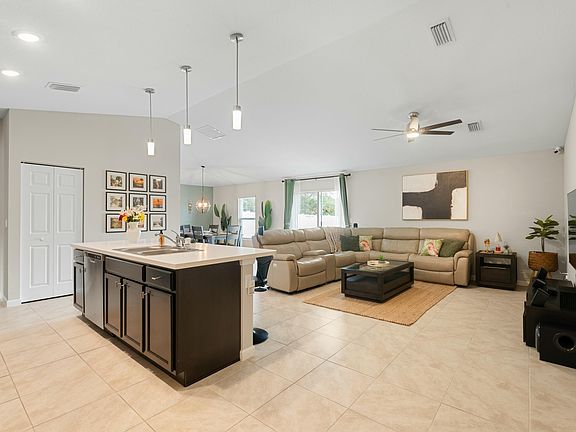 4th image of 837 SW Tulip Boulevard