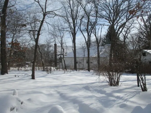 8 Upton Dr, Sound Beach, NY 11789