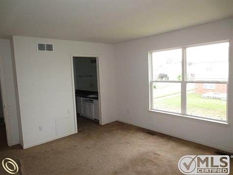 1205 MOntcliar bedroom3.JPG
