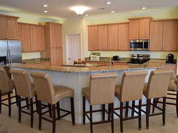 Breakfast Bar seats 8+