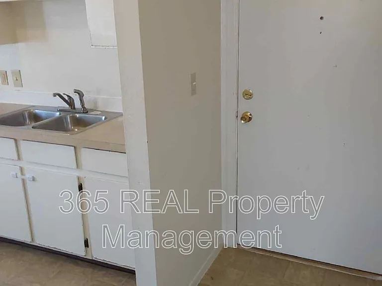 204 14th St #B — Photo 2