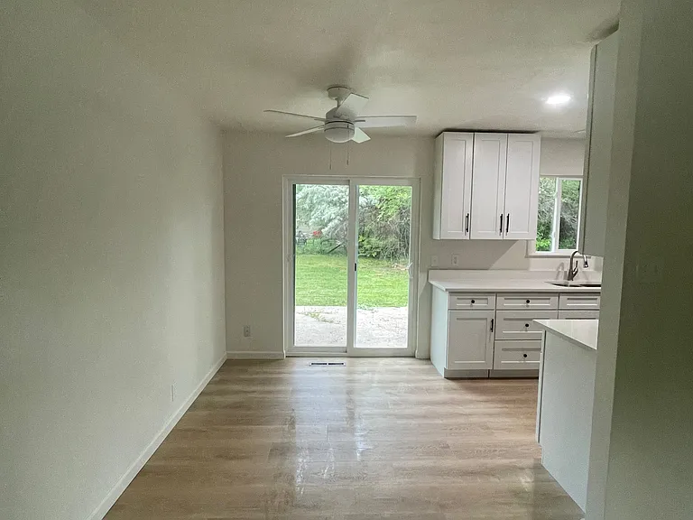 2405 Tamarac Dr — Photo 9