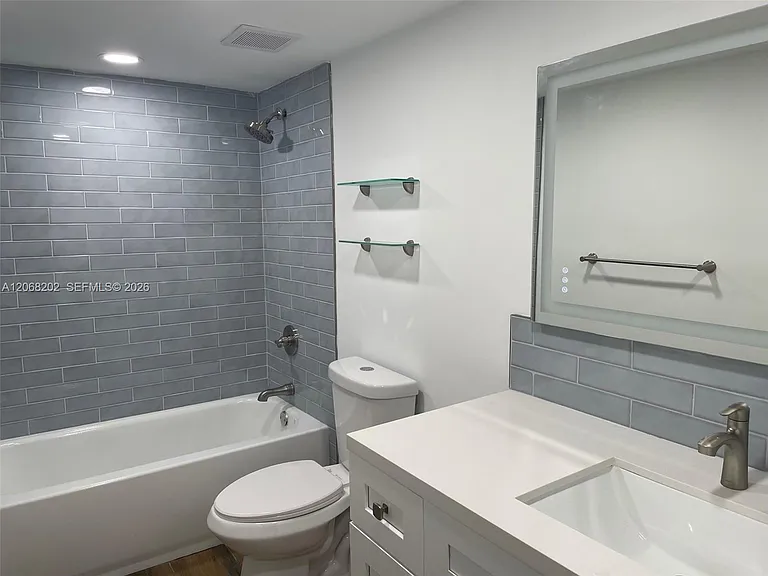 460 W Park Dr #207 — Photo 3